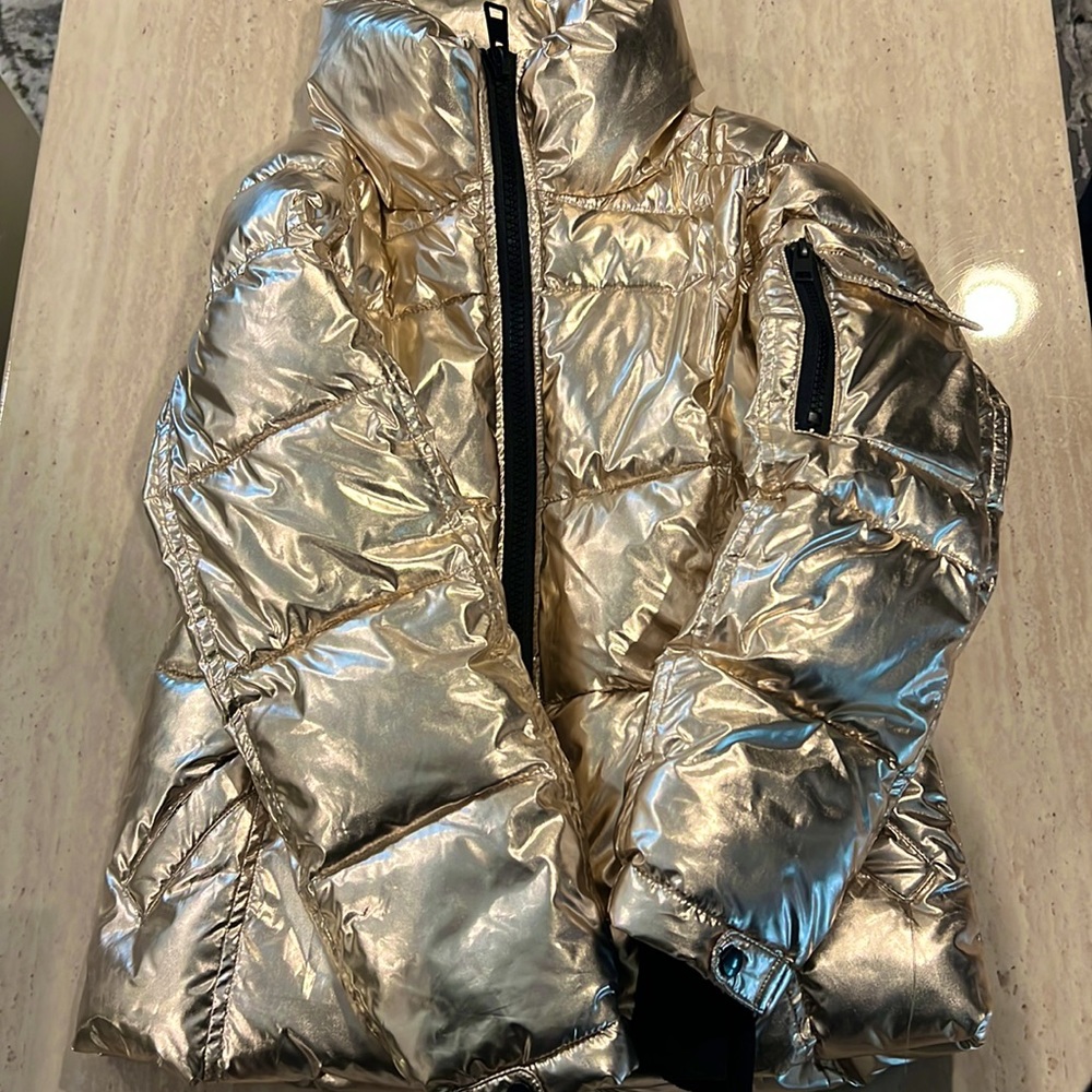 Gianni Bini girls winter coat. Size 10/12. Never worn. Very light rose gold.